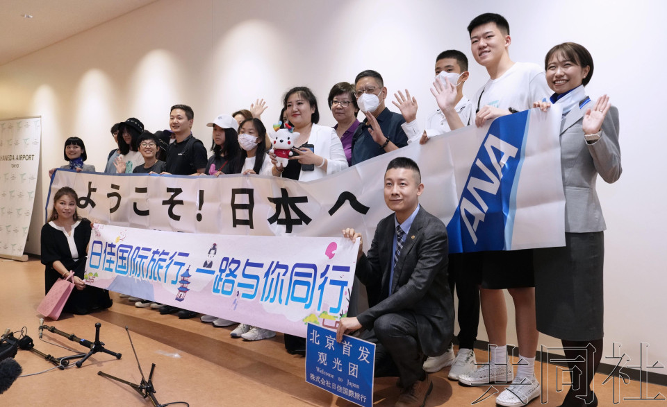 中国观光团抵达东京羽田机场