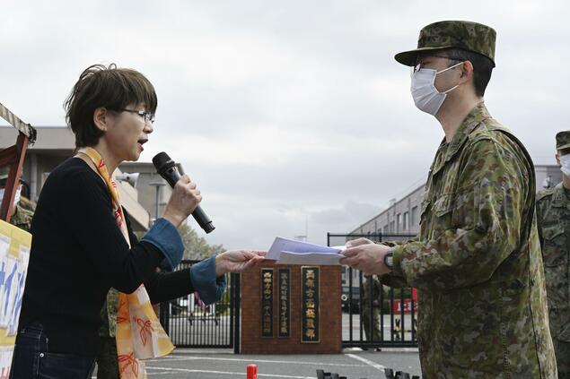 民众在陆自健军驻地前抗议导弹部署 要求召开说明会