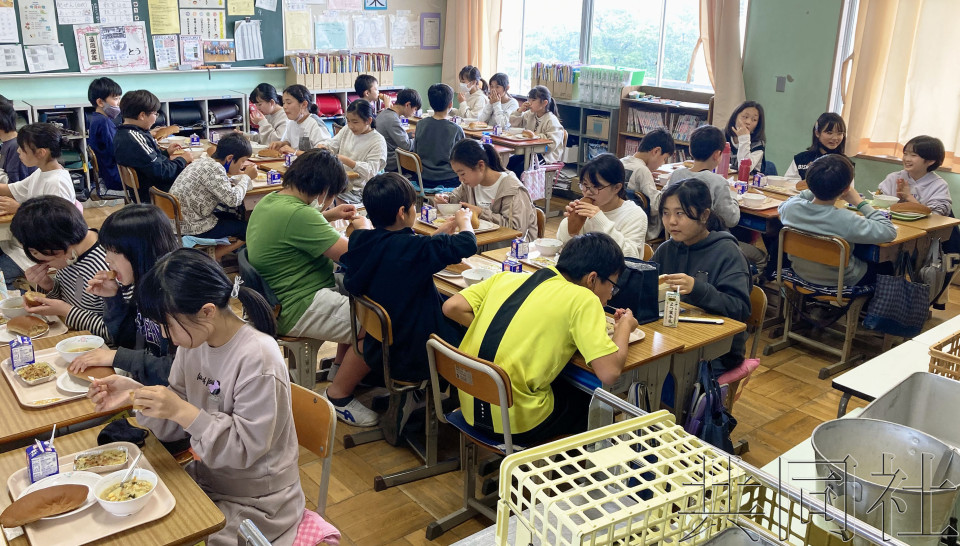 新冠防疫措施放宽后小学生并桌用餐