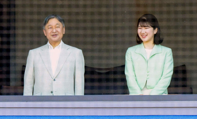 天皇与长女爱子观看东京六大学棒球联赛“早庆战”