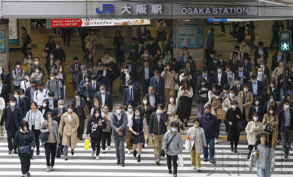 日本下调新冠法律定位 迈入“共存社会”