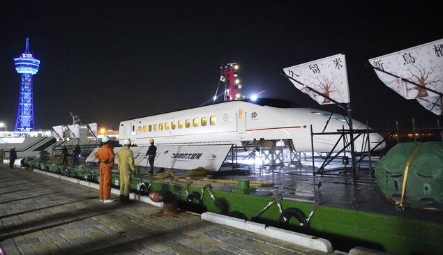 地震中受损的新干线燕号修复后运抵博多港