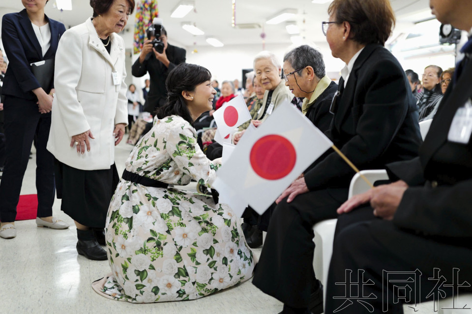 秋筱宫次女佳子在巴西造访日裔养老院