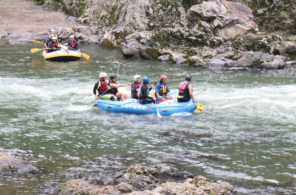 京都保津峡在旅游季前举行训练确认漂流艇操控