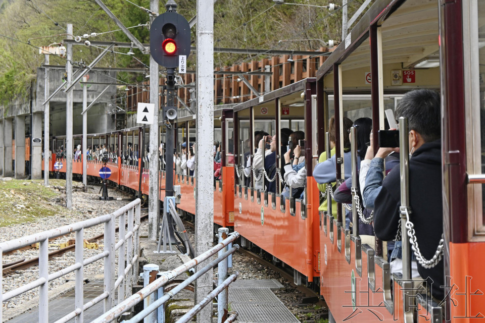 黑部峡谷观光列车重启运行 带乘客领略湖光山色