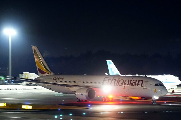 快讯：日本撤侨包机从阿曼抵达成田机场