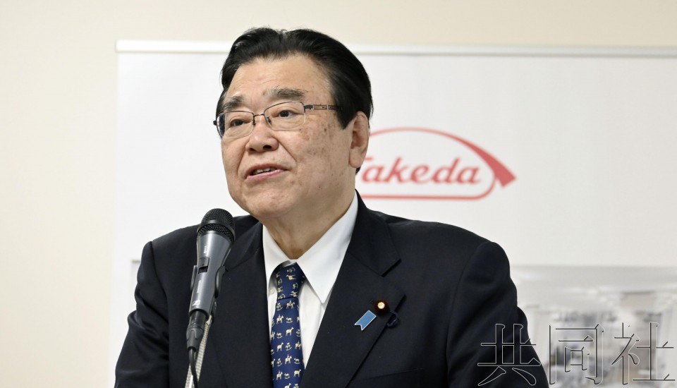 厚劳相视察诺瓦瓦克斯疫苗工厂