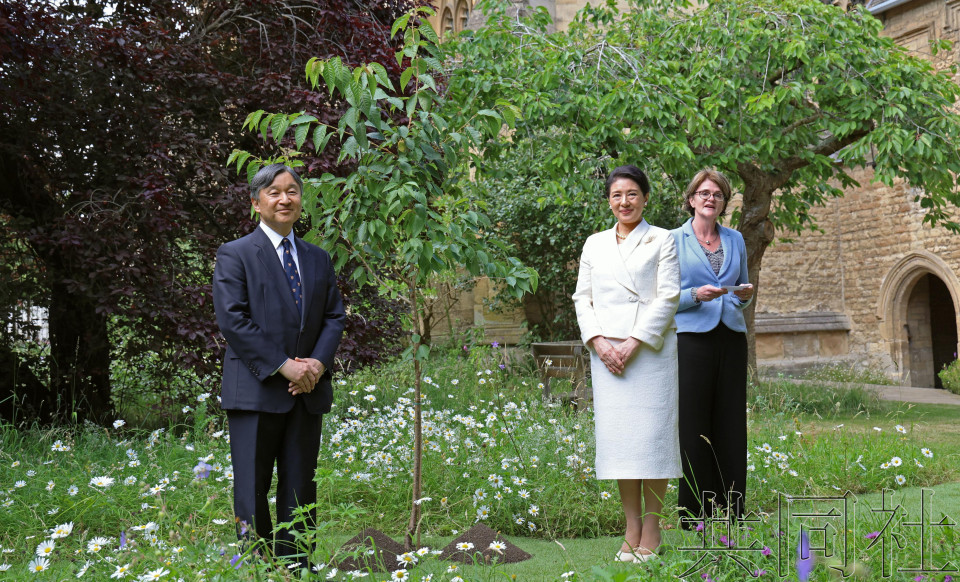 天皇夫妇访问英国牛津大学 呼吁日本年轻人留学