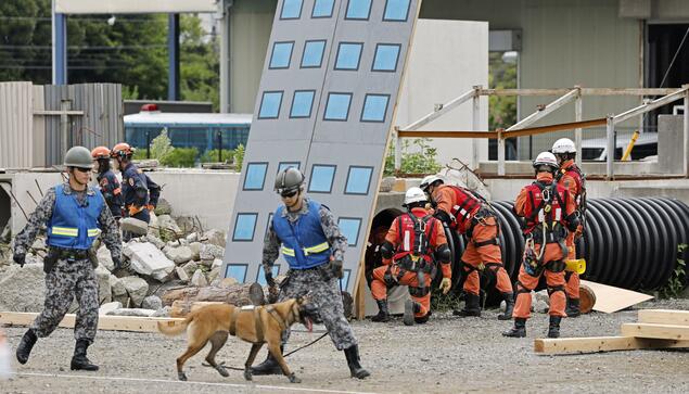 日本首都圈举行设想M8.2级地震的防灾训练