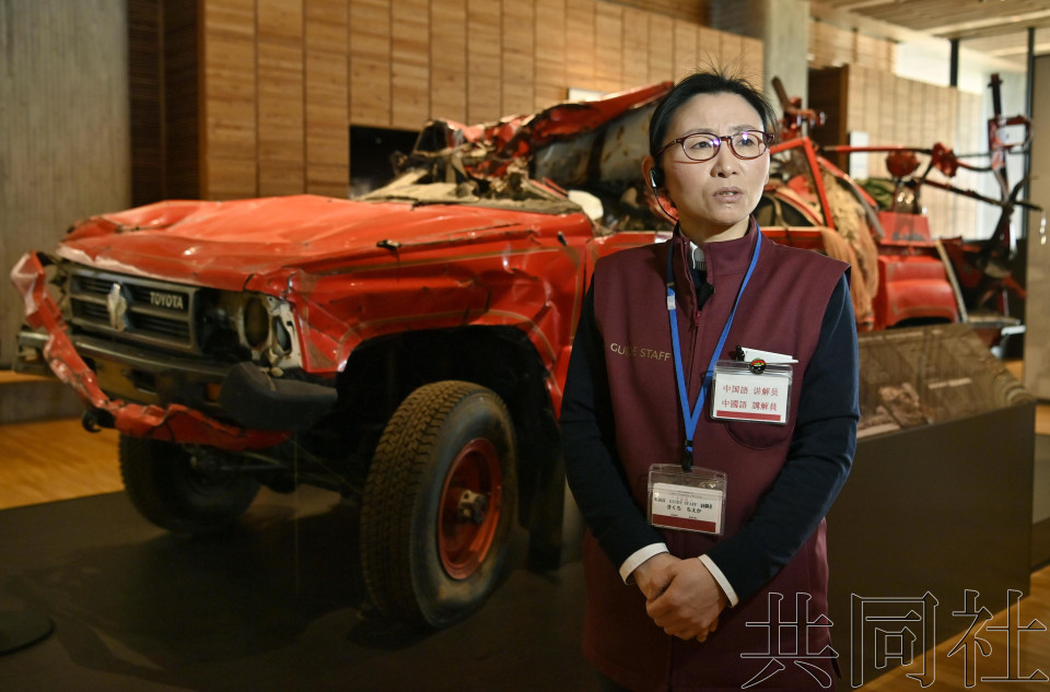 人物：华裔女讲解员在海啸灾区向外国人传播防灾知识