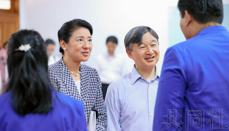 日本天皇夫妇在印尼与学习日语的大学生恳谈