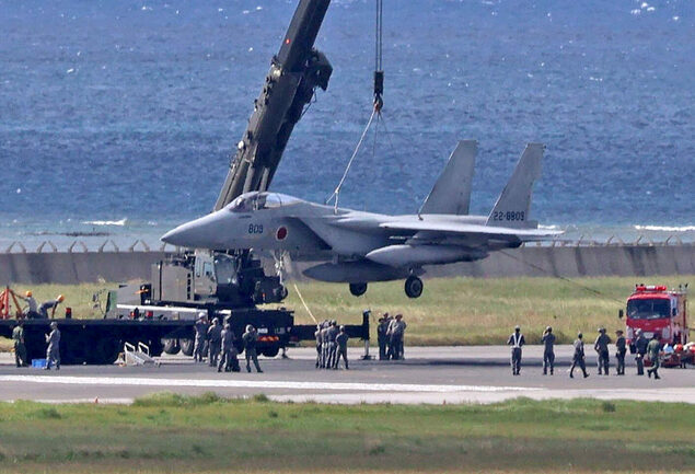 详讯：空自F-15战机在那霸机场紧急降落 跑道一度关闭