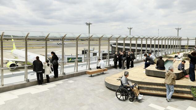 成田机场第一航站楼开放足浴观景台和榻榻米休息区