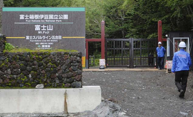 富士山今年登山季结束 外籍登山者约占三成