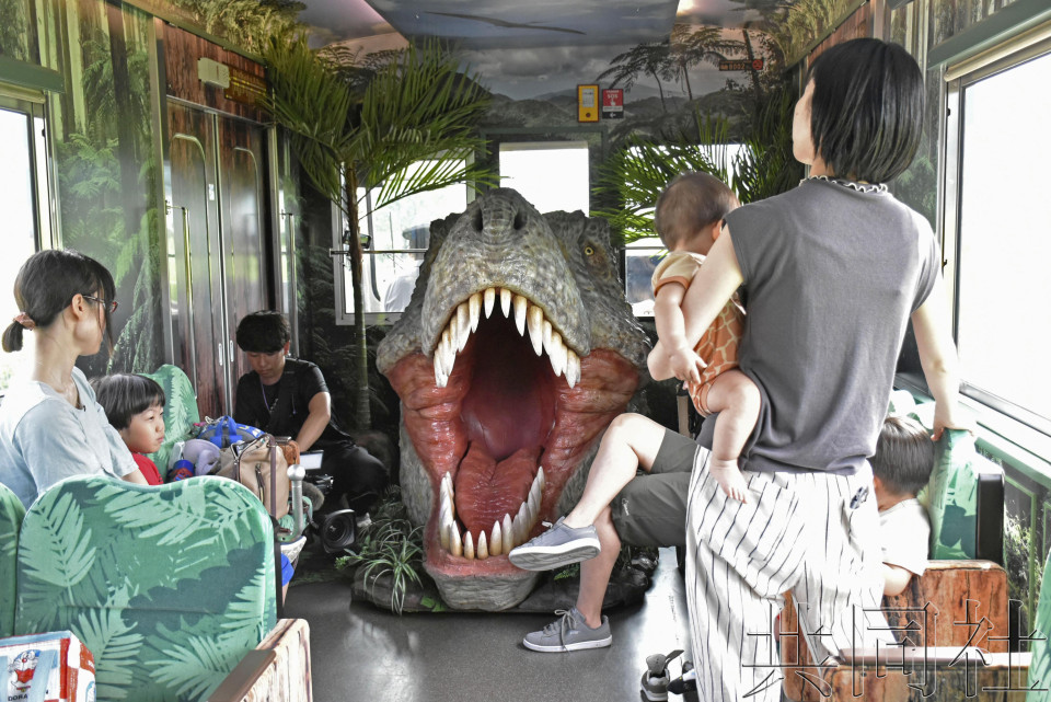 福井推出恐龙主题观光列车 恐龙博物馆焕新归来