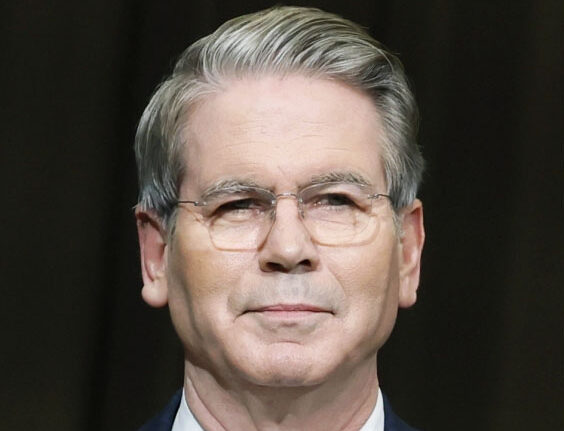 独家：美财长拟在美中首脑会谈前后访日