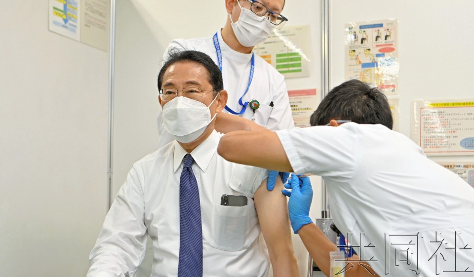 岸田接种第四剂新冠疫苗 呼吁老年人接种