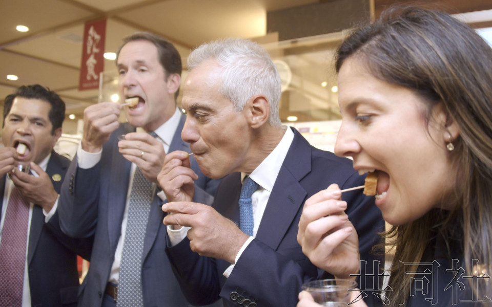 美国驻日大使和访日议员试吃福岛食品