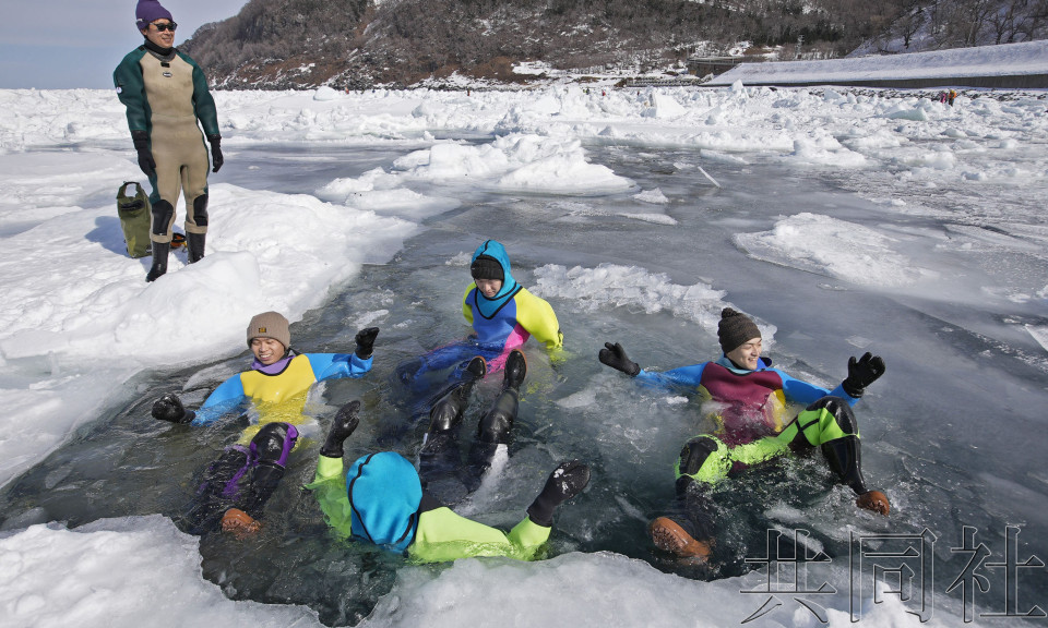 北海道知床置身海面浮冰的旅游项目受欢迎