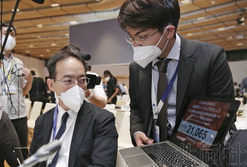 日本大学生当面向官员提出参加禁核会议的要求