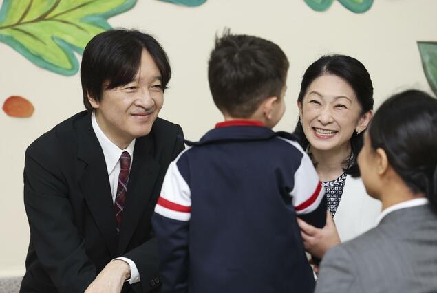 秋筱宫夫妇与巴拉圭儿童交流 结束访问后启程回国
