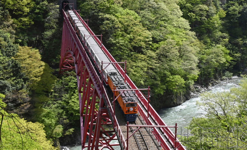 日本黑部峡谷观光列车重启运行