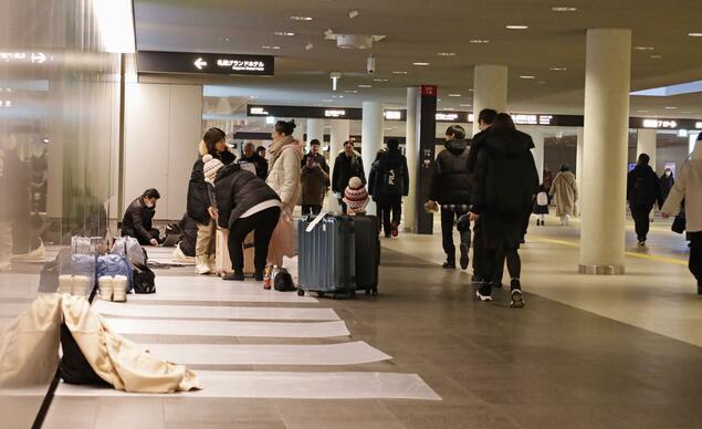 北海道大雪导致约7000人被困新千岁机场