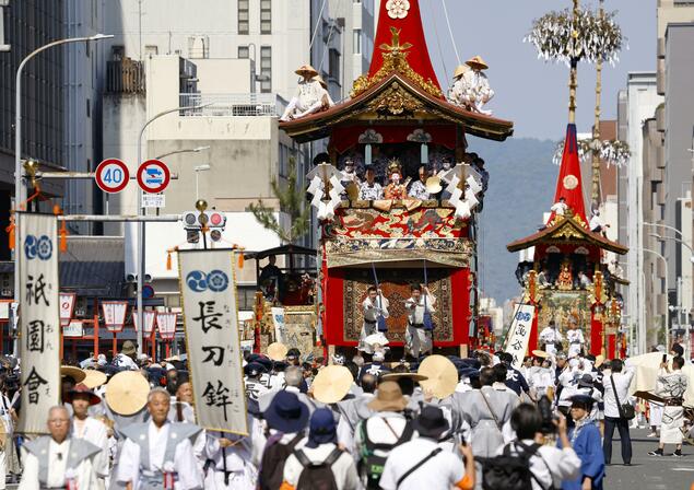 京都祇园祭23座彩车巡游 堪称“行走的美术馆”